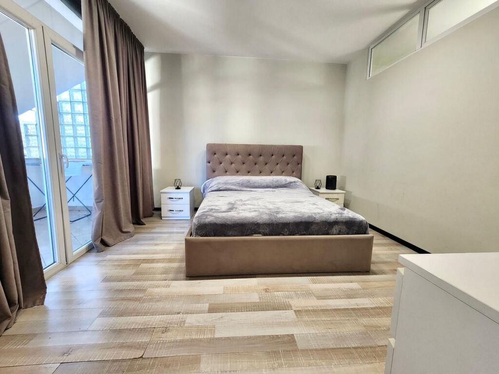 Me Qira Ap 2+1+2 Ballkone &amp; 1🚾 ( Ish 7 Xhuxhat/ QENDËR - Mulliri Vjetër📍 ) Pallat i Ri 100m² Jug 🌞 600€