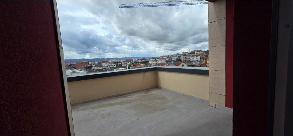 Paskuqan, Offriamo in affitto appartamento 1+1+ veranda, posto auto!