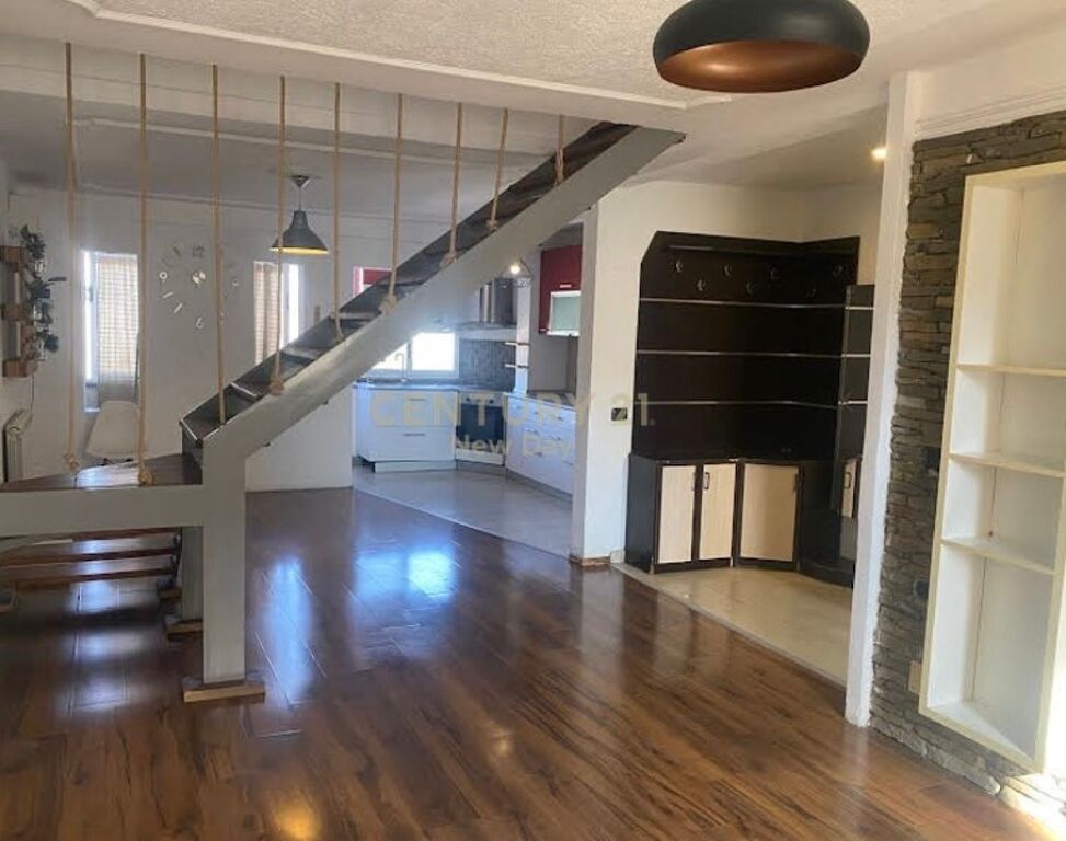 Jepet me qira duplex 2+1+2 prane Zogu Zi. 650 € /Muaj