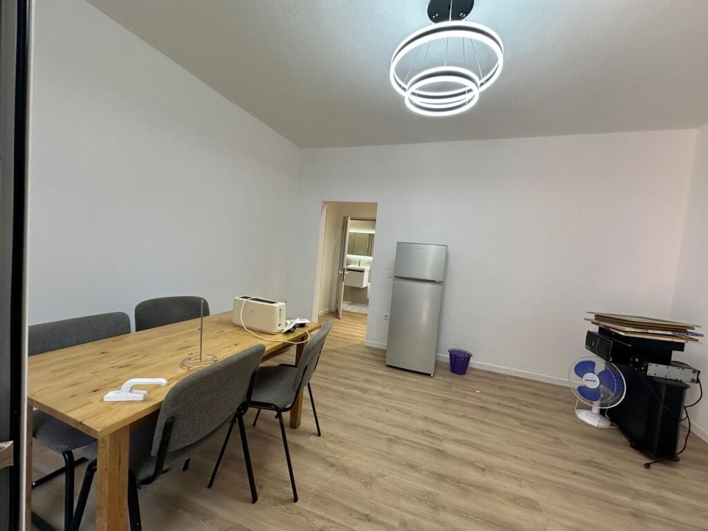 🏠 Qender,Rruga e Barrikadave jepet me qera kati i I-re i nje vile,1+1,ne proces mobilimi .70,000Leke