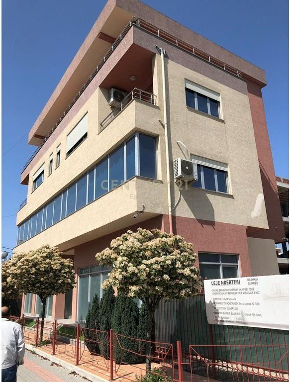 JEPET OBJEKT  + LOKAL ME QERA NE SHKOZET ! 2,300 € /Muaj