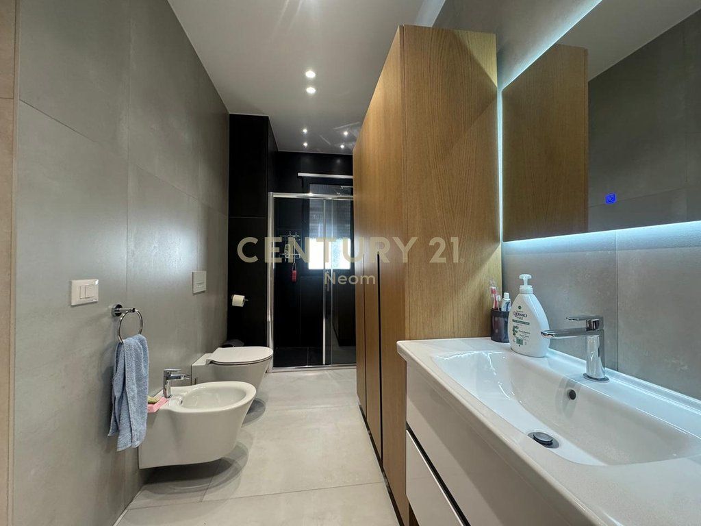 SHITET APARTAMENT 2+1+2 ME 2 POSTE PAKRIMI DHE OBORR TEK LIQENI I THATE