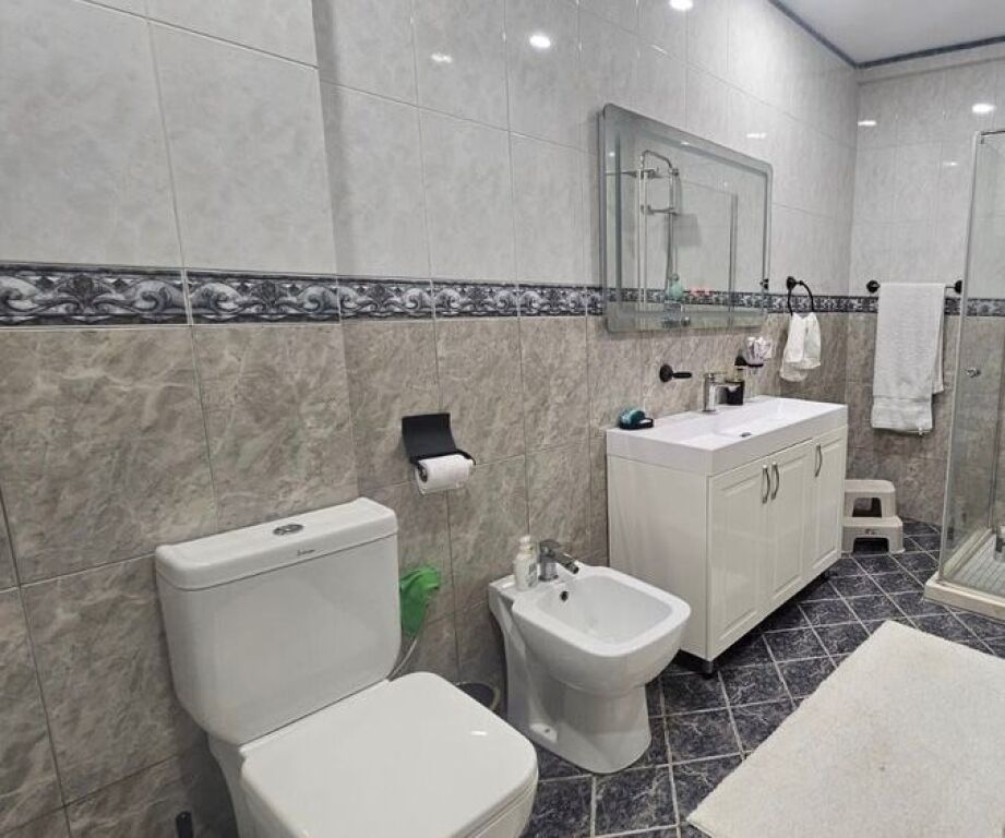 JEPET ME QIRA APARTAMENT 2+1 TEK RRUGA BARRIKADAVE !!