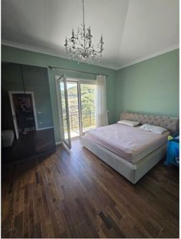 Vile individuale me oborr privat dhe pishine per qira ne perferi te Tiranes , fshati Damjan.