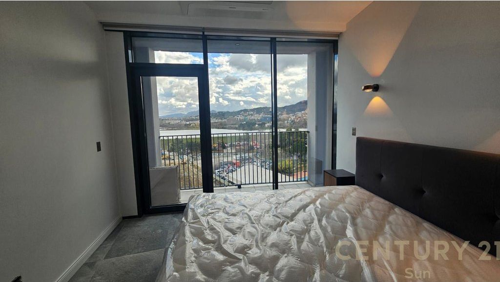 SHITET APARTAMENT 3+1+2 + 2 POSTE PARKIMI NE LAKE VIEW RRUGA E KOSOVAREVE