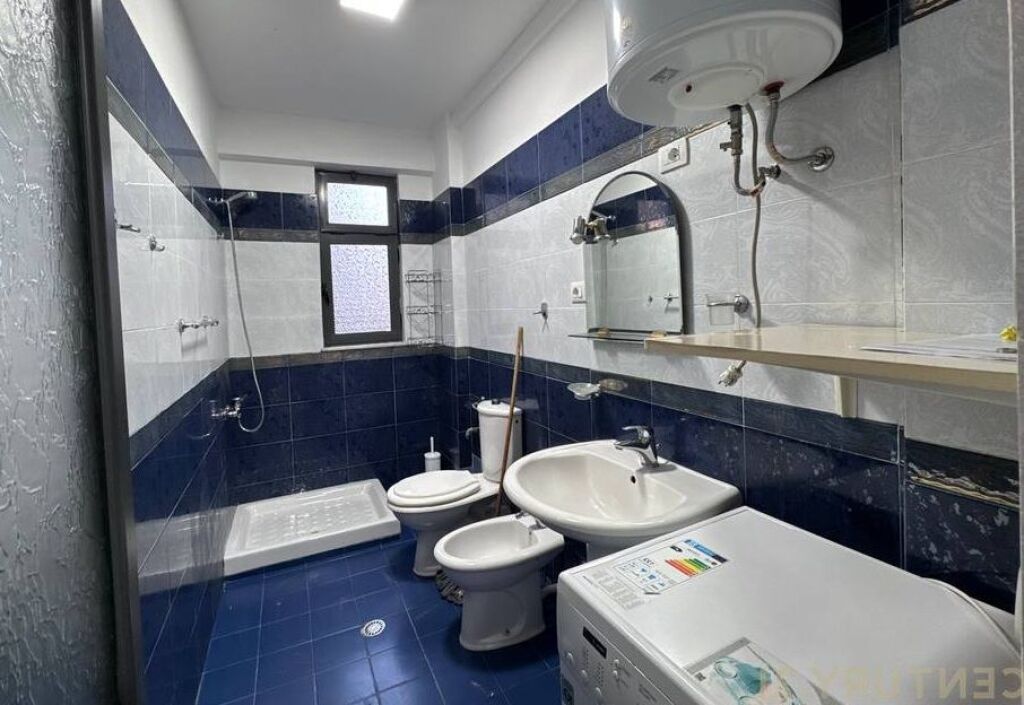 Jepet me  qera apartament 2+1 tek xhamia e tabakeve