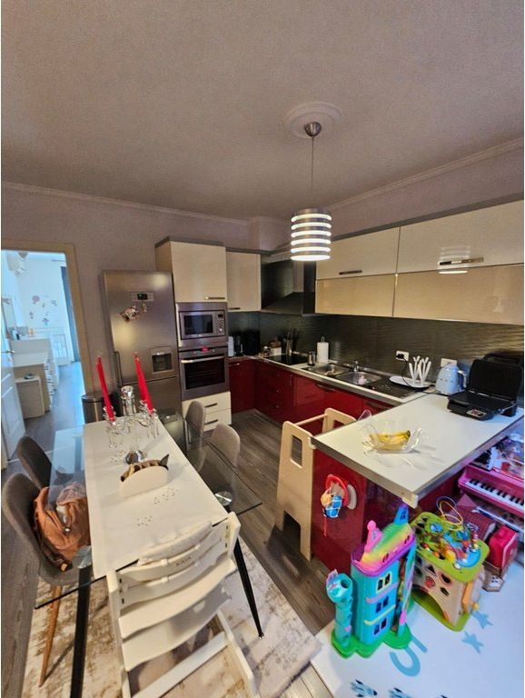 Prane Liqenit artificial i Tiranes- Apartament Modern 2+1+2 me Qira