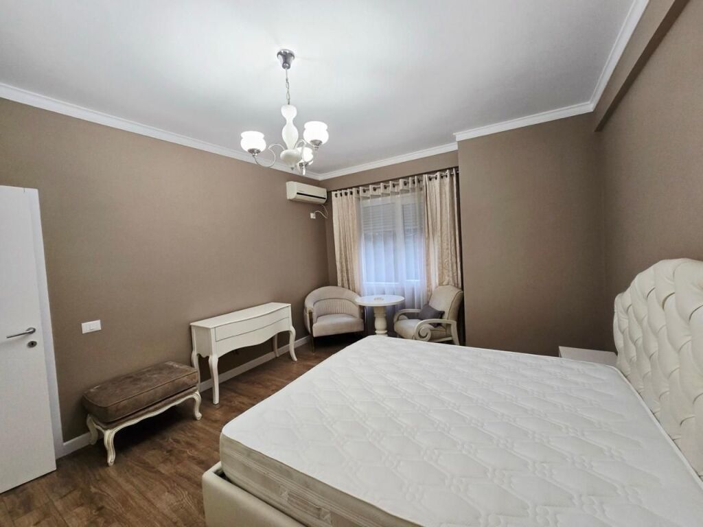 In affitto 3+2 arredato a Pavarotti lago 1400 eu + parcheggio