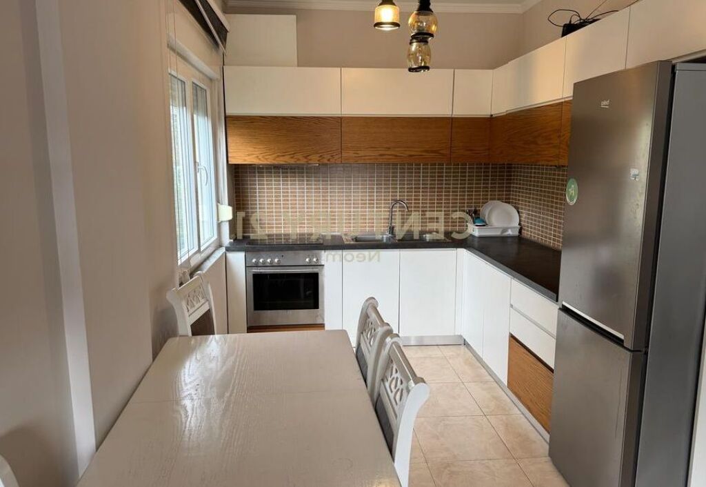 2+1 me qera afer pallatit te Brigadave