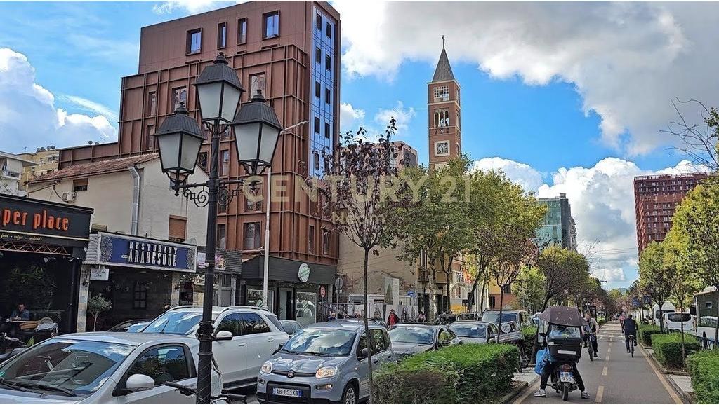 AMBIENT KOMERCIAL PER SHITJE