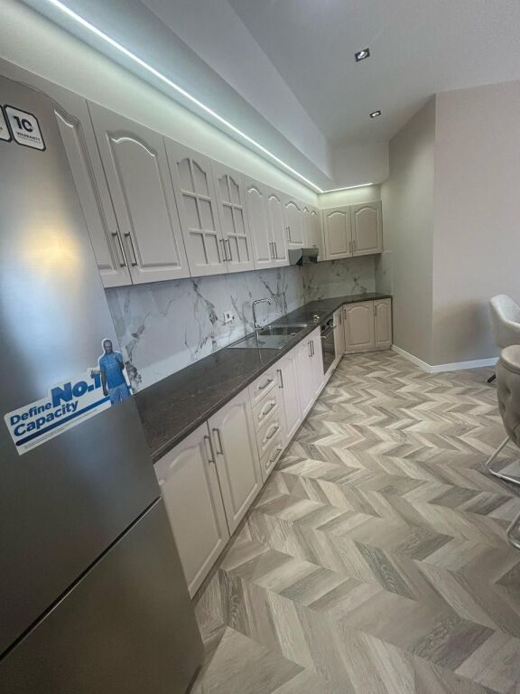 🏢 Shitet Apartament 2+1+2 – 9 Katëshet, afër Pazarit të Ri