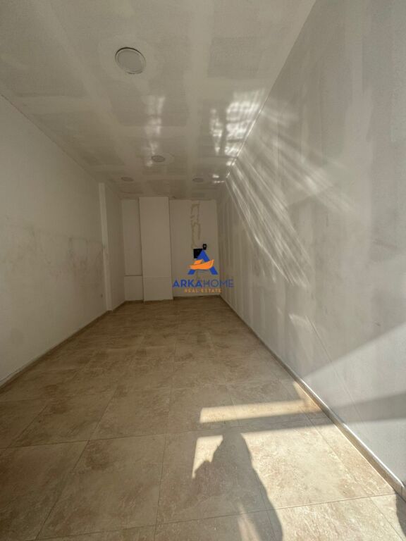 LOCALE IN AFFITTO 38M2 "VICINO AL COMUNE DI PARISIT, ROBERT ZHVARC" 40000 LEKE