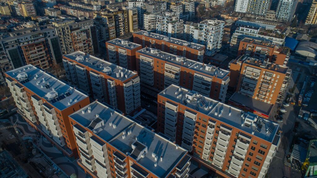 JEPET APARTAMENT ME QERA 2+1+BALLKON "PERBALL DELIORGJIT " 60000 LEKE