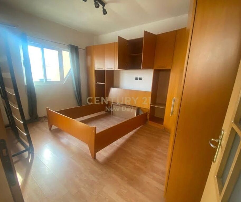 Jepet me qira duplex 2+1+2 prane Zogu Zi. 650 € /Muaj