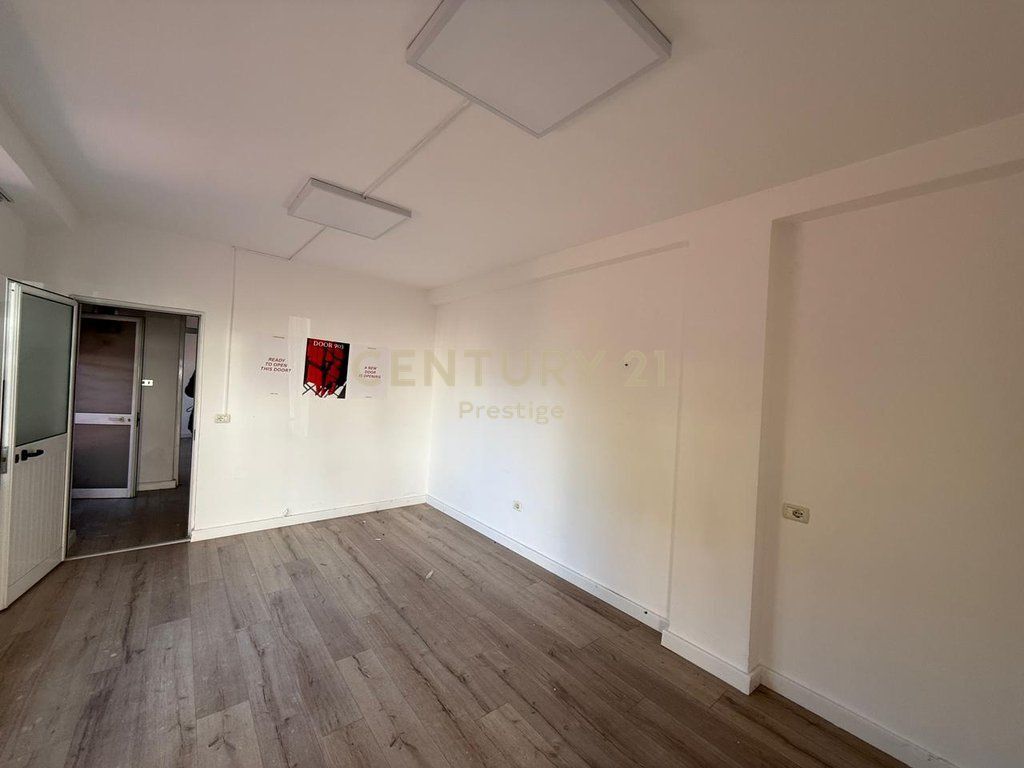 COMMERCIAL SPACE FOR RENT, NEAR THE AMERICAN EMBASSY, TIRANA! 470 € /Month