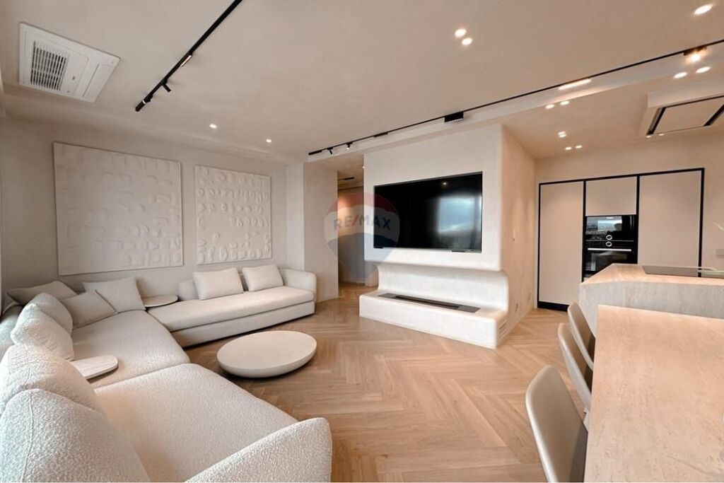 Luxury Apartment for Sale with Lake View!