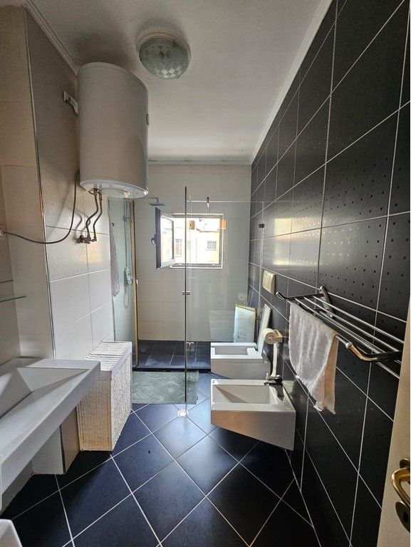 Prane Liqenit artificial i Tiranes- Apartament Modern 2+1+2 me Qira