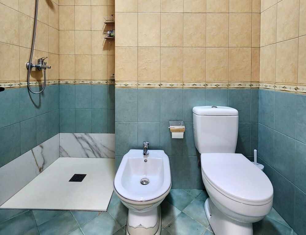 Me Qira Ap 2+1+2 Ballkone &amp; 1🚾 ( Ish 7 Xhuxhat/ QENDËR - Mulliri Vjetër📍 ) Pallat i Ri 100m² Jug 🌞 600€