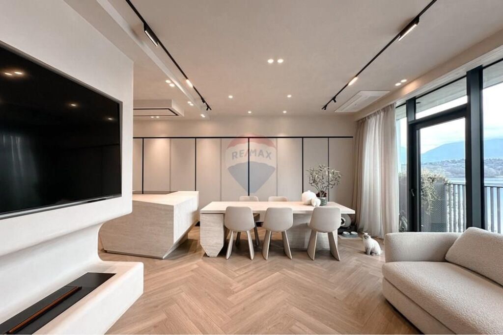 Luxury Apartment for Sale with Lake View!