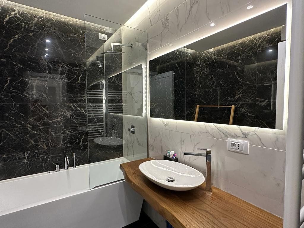 Qera,Apartament 2+1+2+Post Parkimi, Ambasador 3, Rruga e Elbasanit.