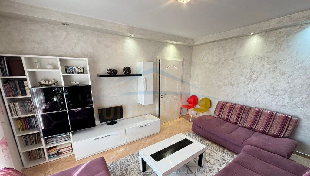 Shitet, Duplex 2+1+2, Rruga e Dibres, Tiranë.