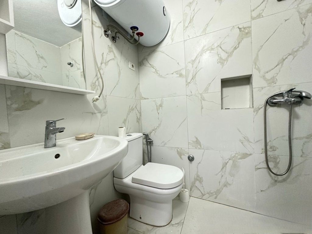 OFROJ PER QIRA APARTAMENT 1+1 NE RRUGEN MYSLYM SHYRI! 700 € /Muaj