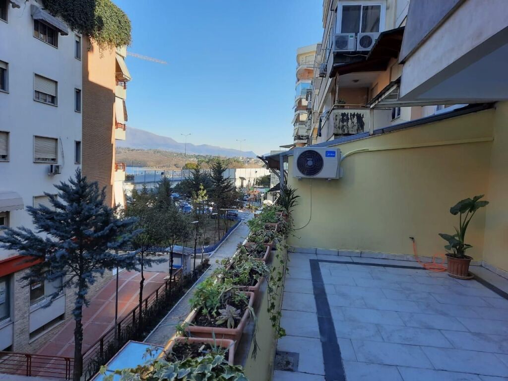 1+1,arredato con veranda,giardino botanico vicino a pavarotit,630 mila leke