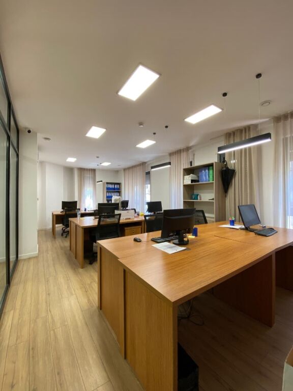 ZYRE ME QERA 200 M2 BULEVARDI ZOGU I PARE 270.000 LEKE