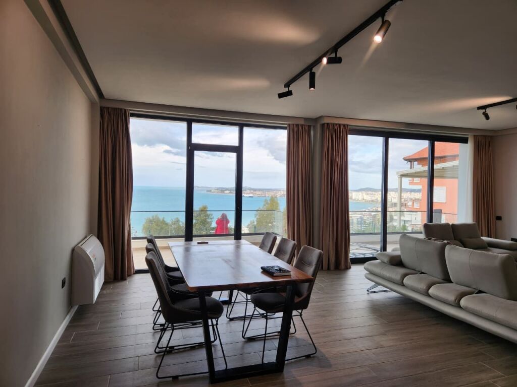 Apartament luksoz për shitje në Lungomare
