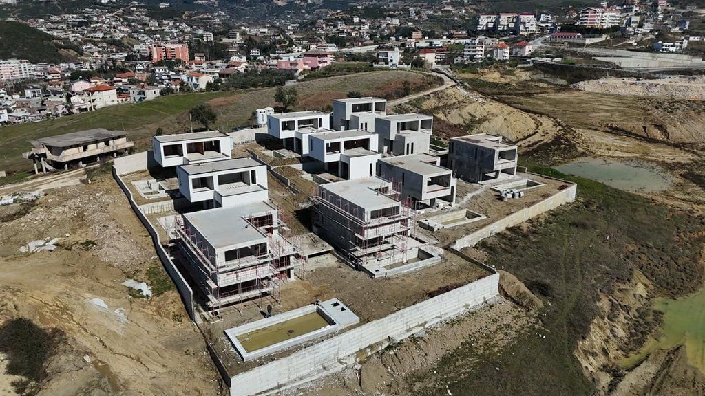 Vilë Ekskluzive për Shitje në Liqeni i Farkës