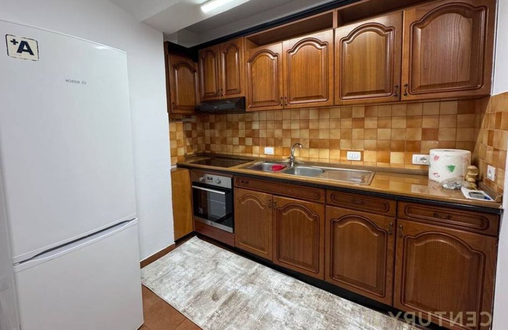 Jepet me  qera apartament 2+1 tek xhamia e tabakeve