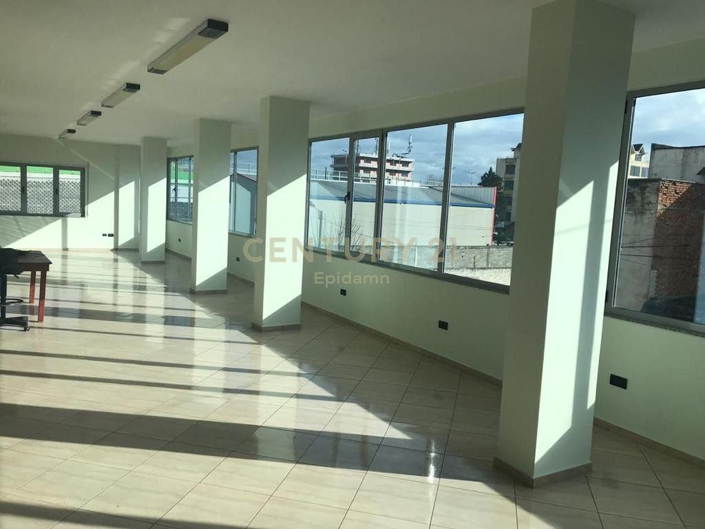 JEPET OBJEKT  + LOKAL ME QERA NE SHKOZET ! 2,300 € /Muaj