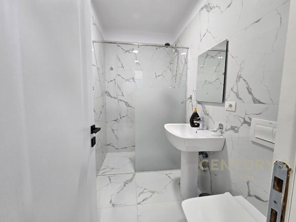 SHITET APARTAMENT 2+1+2 ME PAMJE NGA DETI NE GOLEM