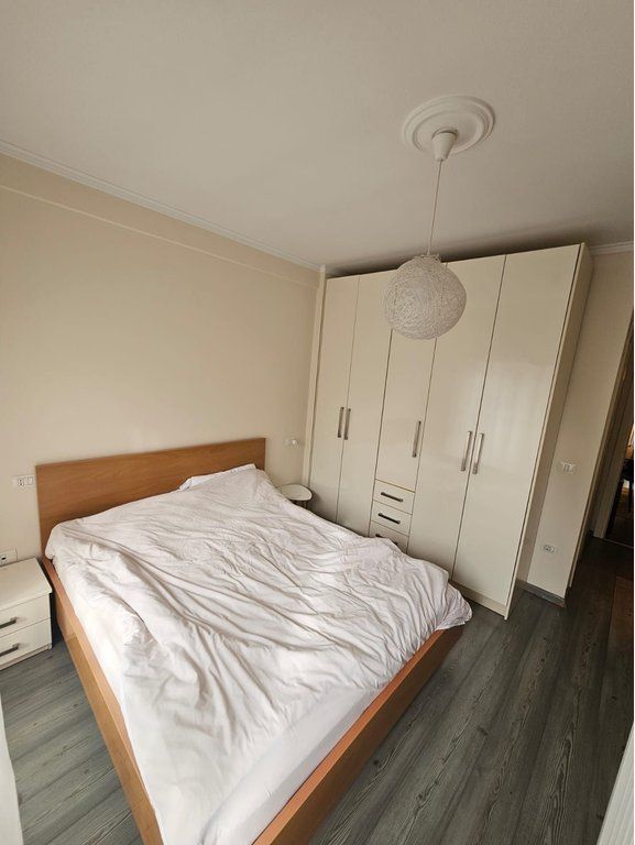 Prane Liqenit artificial i Tiranes- Apartament Modern 2+1+2 me Qira