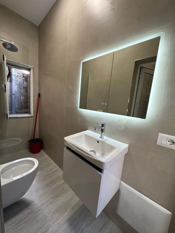 🏠 Qender,Rruga e Barrikadave jepet me qera kati i I-re i nje vile,1+1,ne proces mobilimi .70,000Leke