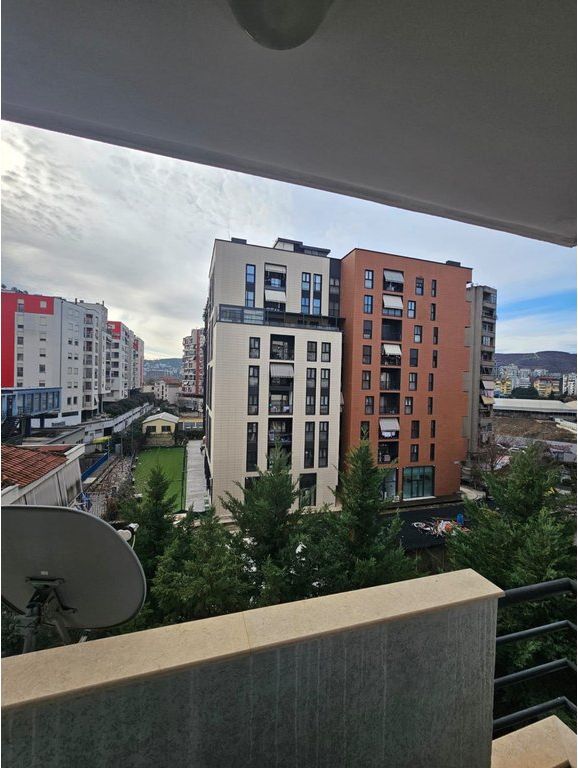 Prane Liqenit artificial i Tiranes- Apartament Modern 2+1+2 me Qira
