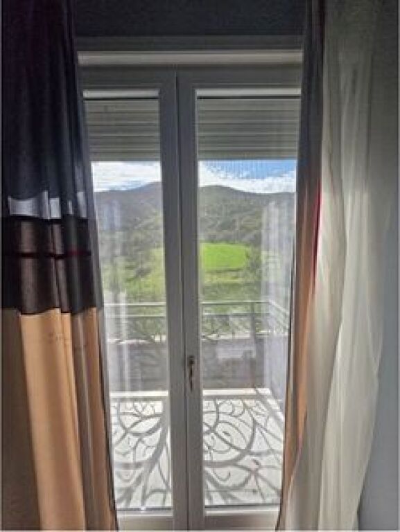 Vile individuale me oborr privat dhe pishine per qira ne perferi te Tiranes , fshati Damjan.