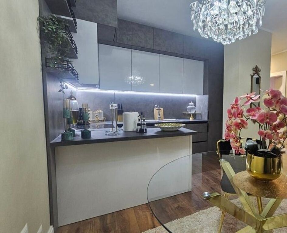 JEPET ME QIRA APARTAMENT 2+1 TEK RRUGA BARRIKADAVE !!