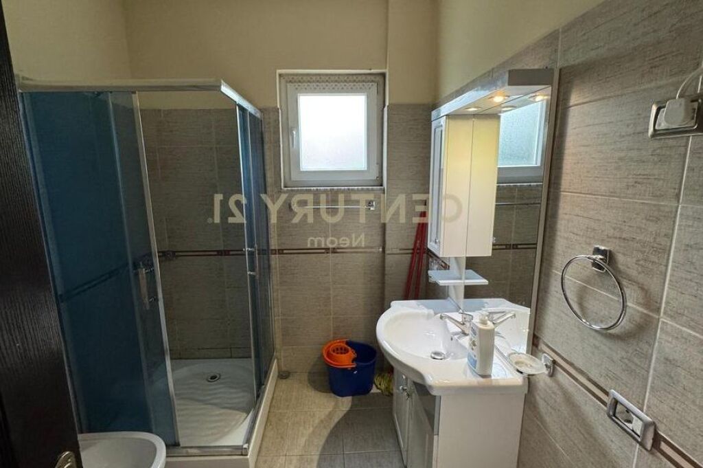 2+1 me qera afer pallatit te Brigadave