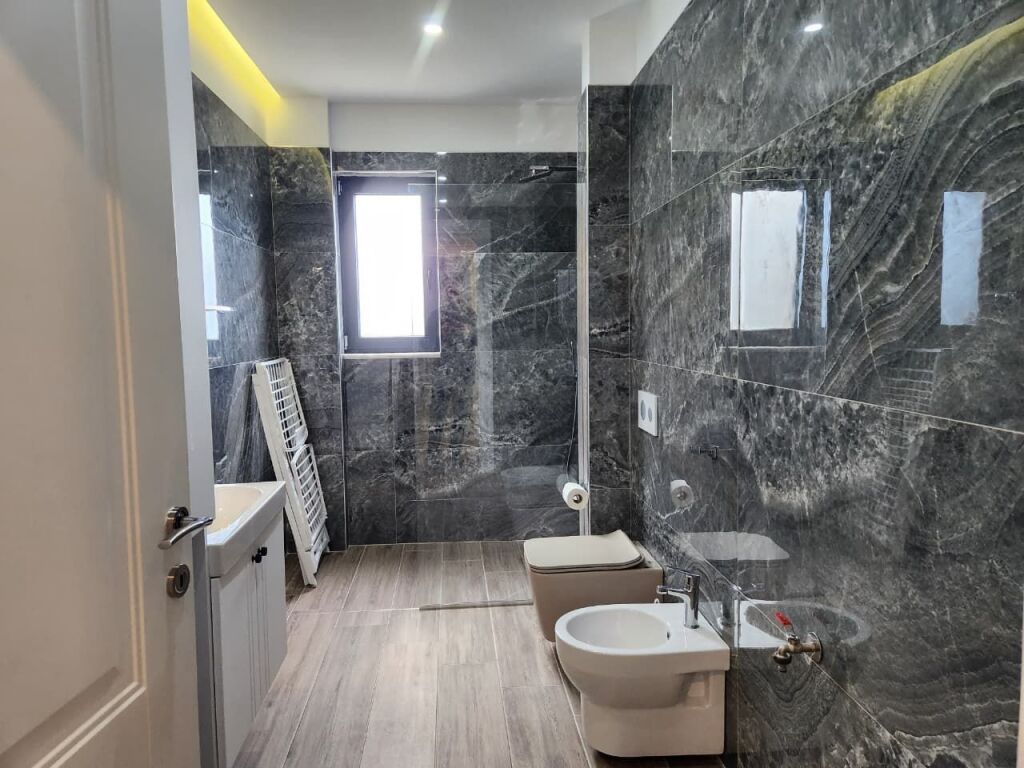 Apartament luksoz për shitje në Lungomare