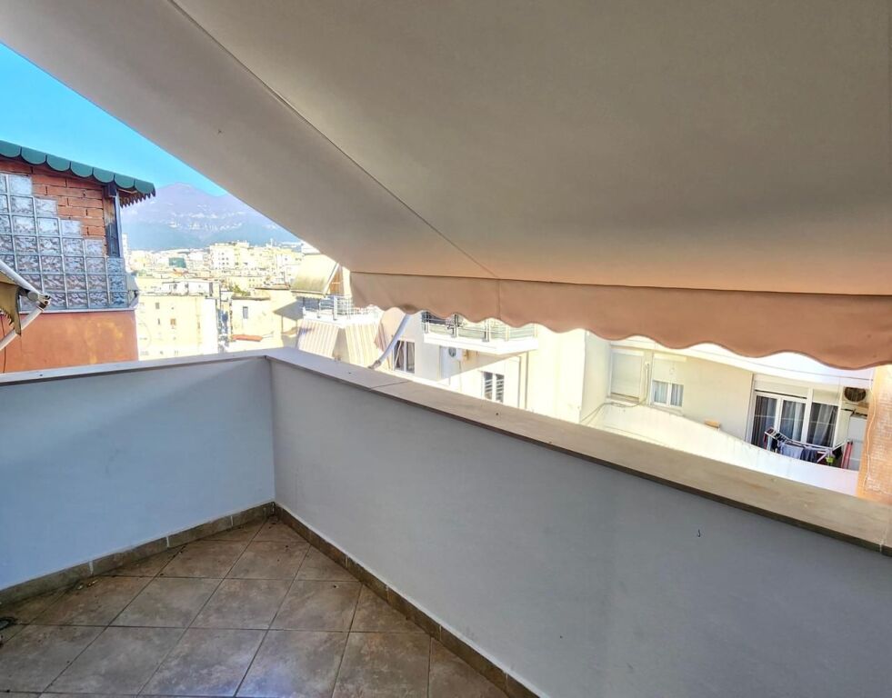 Me Qira Ap 2+1+2 Ballkone &amp; 1🚾 ( Ish 7 Xhuxhat/ QENDËR - Mulliri Vjetër📍 ) Pallat i Ri 100m² Jug 🌞 600€