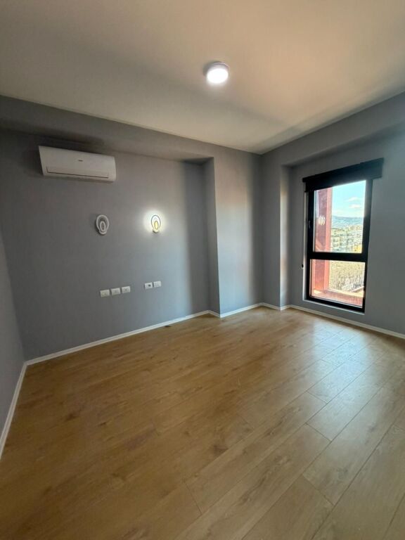 AMBIENT ZYRE PER QERA TEK RRUGA E KAVAJES