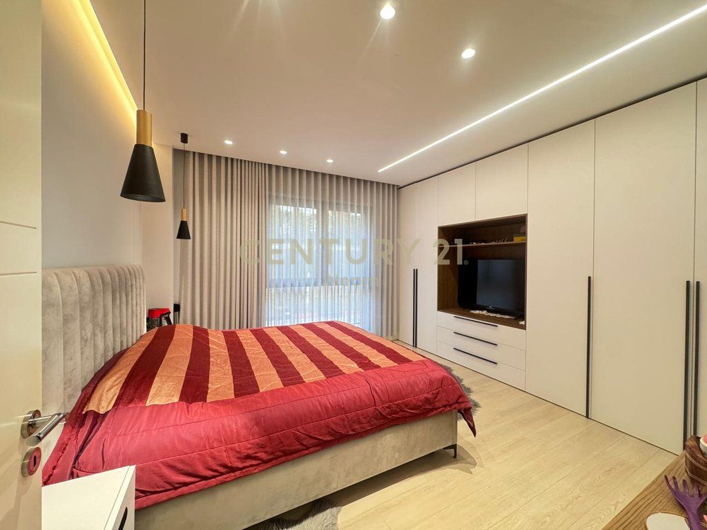 SHITET APARTAMENT 2+1+2 ME 2 POSTE PAKRIMI DHE OBORR TEK LIQENI I THATE