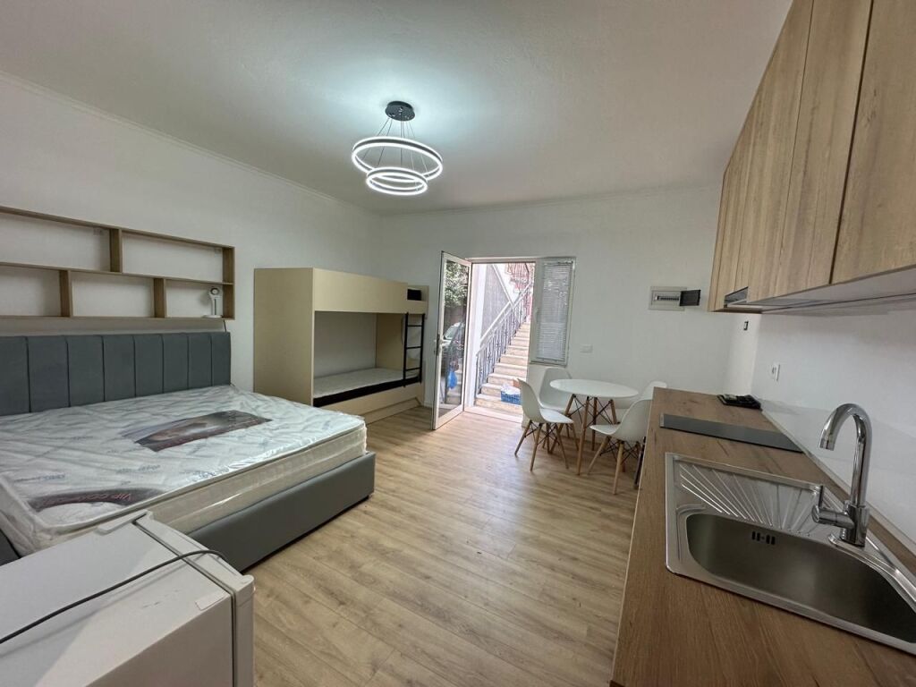 🏢Center, Barricades Street, studio apartment 40m2, furnished for rent. 50,000 LEKE    