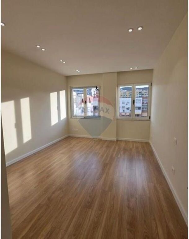 Komuna e Parisit Prane Cristal  Shitet Apar 1+1