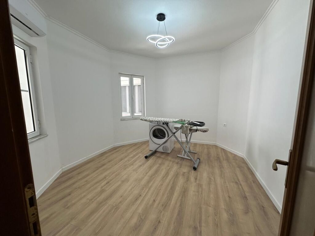 🏠 Qender,Rruga e Barrikadave jepet me qera kati i I-re i nje vile,1+1,ne proces mobilimi .70,000Leke