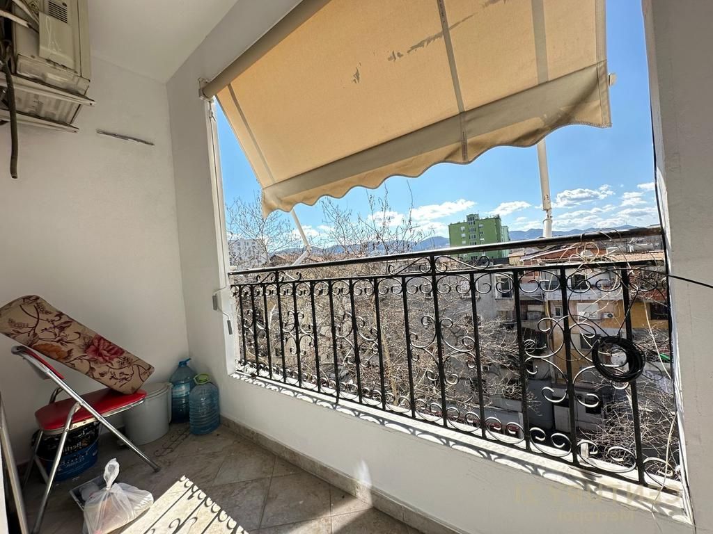 OFROJ PER QIRA APARTAMENT 1+1 NE RRUGEN MYSLYM SHYRI! 700 € /Muaj