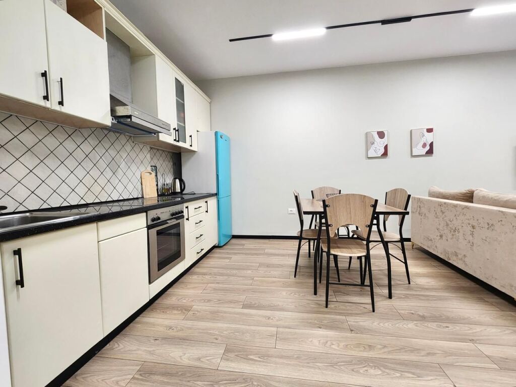 Me Qira Ap 2+1+2 Ballkone &amp; 1🚾 ( Ish 7 Xhuxhat/ QENDËR - Mulliri Vjetër📍 ) Pallat i Ri 100m² Jug 🌞 600€