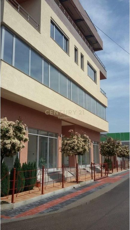 JEPET OBJEKT  + LOKAL ME QERA NE SHKOZET ! 2,300 € /Muaj