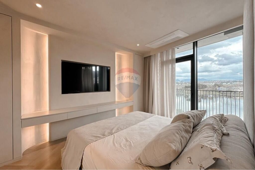 Luxury Apartment for Sale with Lake View!